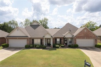 Building Photo - 2700 Dyllan Ct