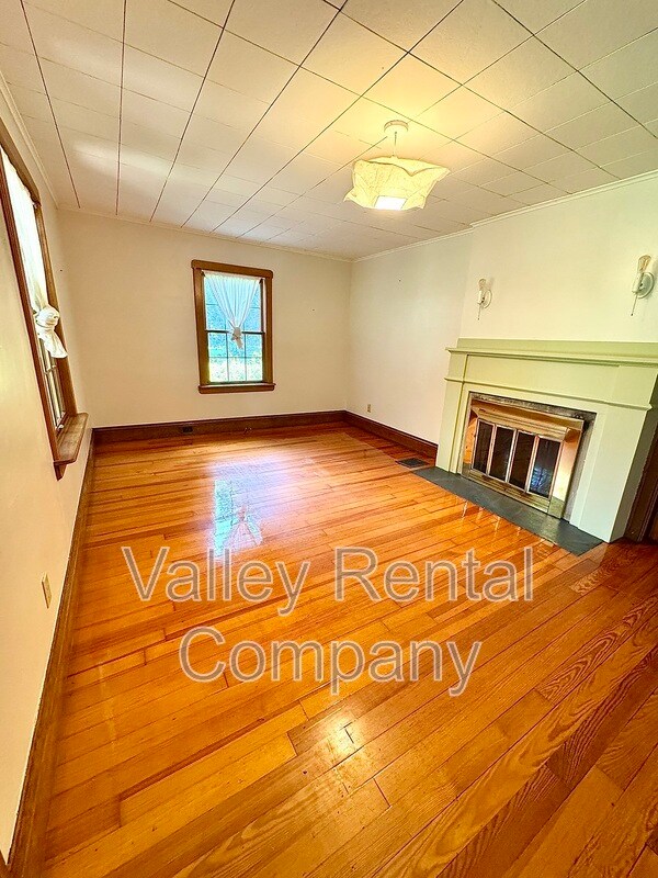 Foto del edificio - 323 Pelham Rd