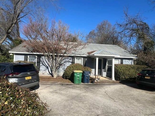 Photo - Spacious 3 bed 2 bath house!