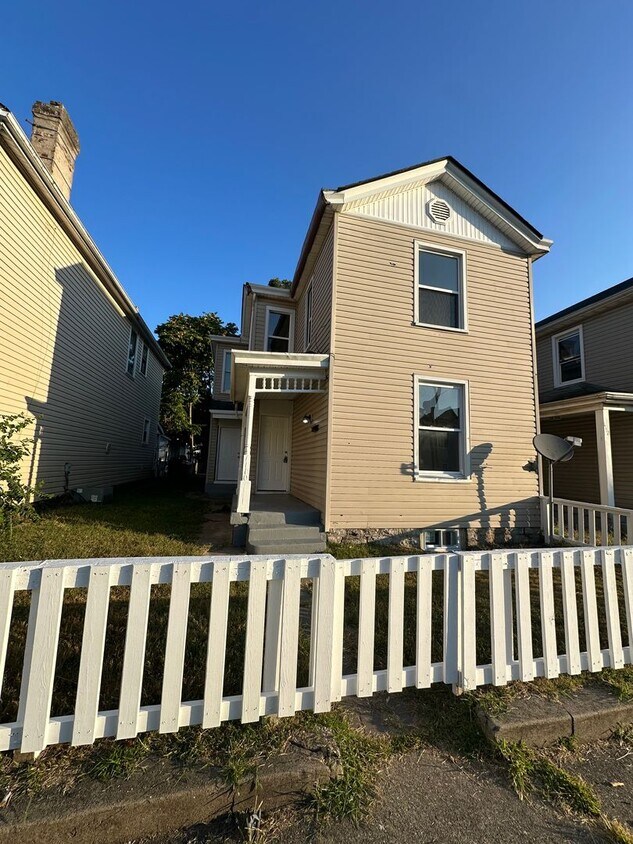 Foto principal - BEAUTIFUL RENOVATED NEW 4 BEDROOM 2 BATH H...