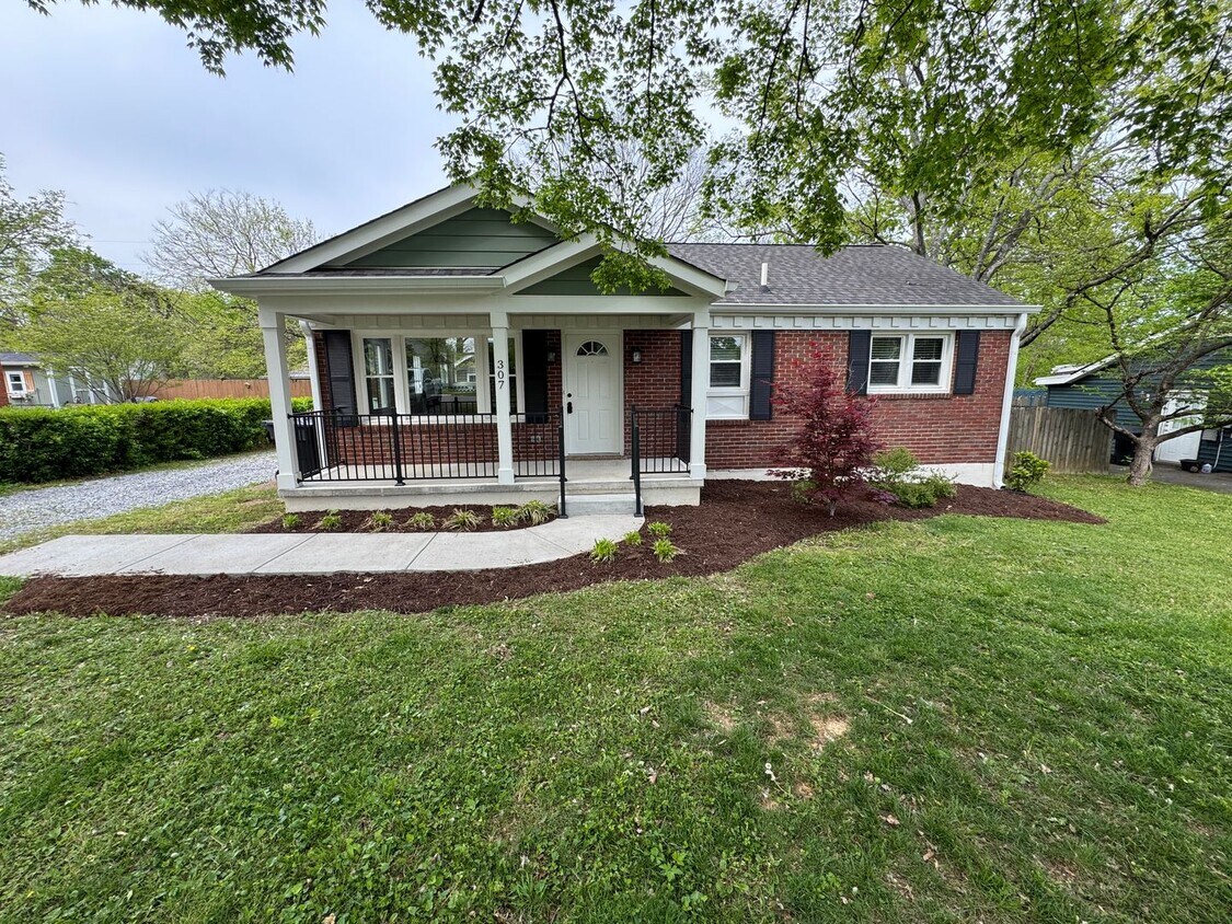 Foto principal - Fully Renovated 3 Bed, 2 Bath Home w/ Larg...