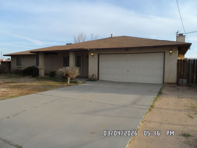 Building Photo - 3 Bedrooms, 1.75 Bathrooms, Approx. 1542 sq. ft., 2 Car Garage, Covered Patio, Large Fenced Corne...