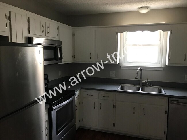 Building Photo - Great 2 Bed Townhome with 2.5 Baths and a Fenced Backyard!