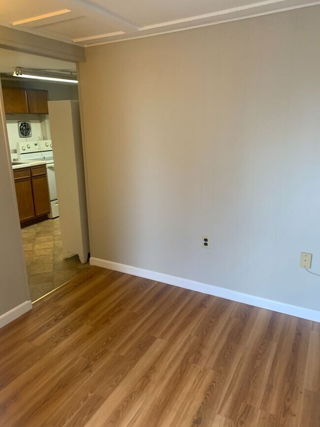 Building Photo - 607 W Broadway