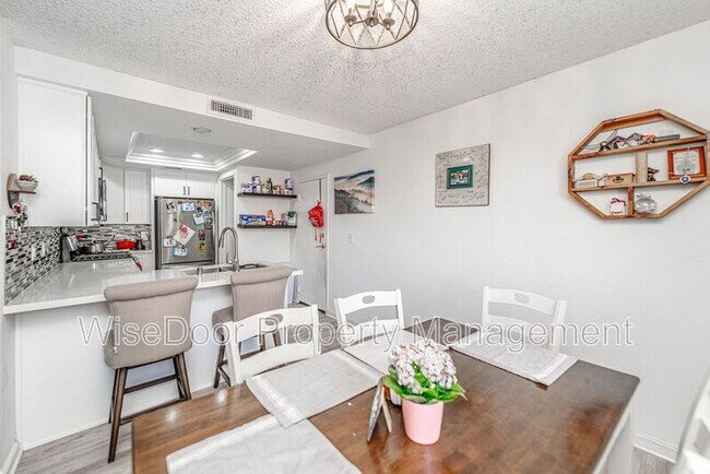 Building Photo - 9733 La Jolla Dr