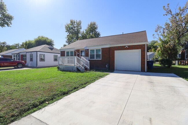 Foto del edificio - Charming 2 Bed / 1 Bath + Sunroom/Breakfas...