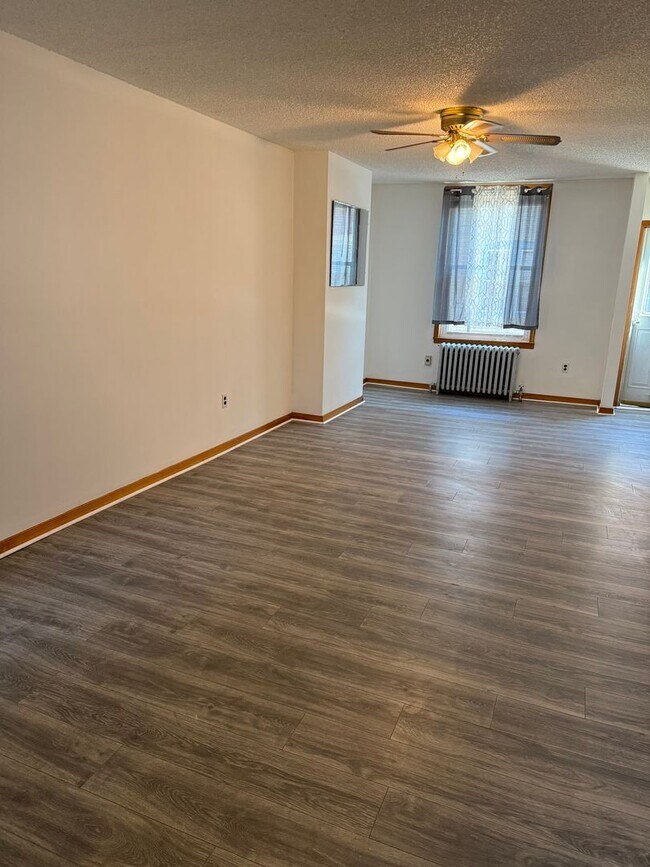 Building Photo - Charming 3-Bedroom Home in Port Richmond Available Now!
