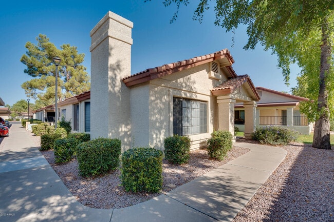 Building Photo - 1120 N Val Vista Dr