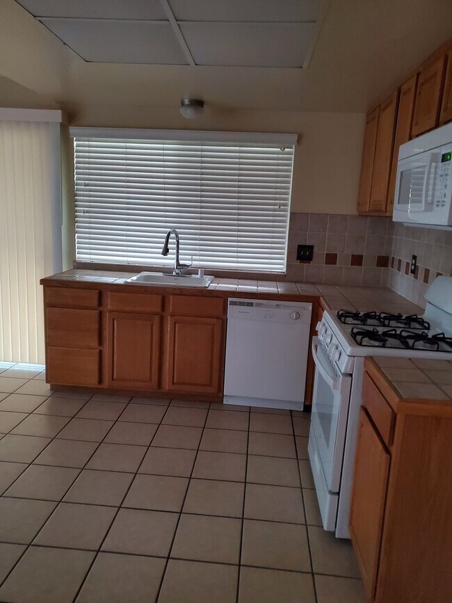 Foto del edificio - 3 bedroom 2 bath with Pool Off of Oakdale Road