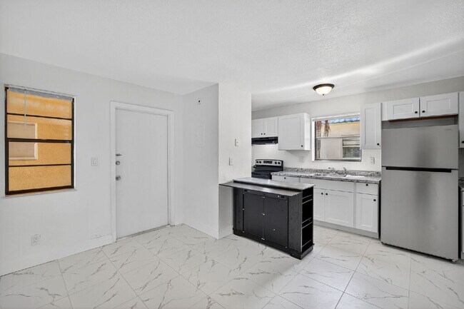 Foto del edificio - Bright & Modern 1-Bedroom Apartment in Prime Oakland Park Location