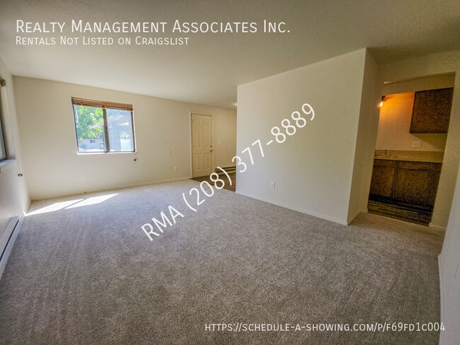 Building Photo - Recently Updated 2-Bedroom Duplex