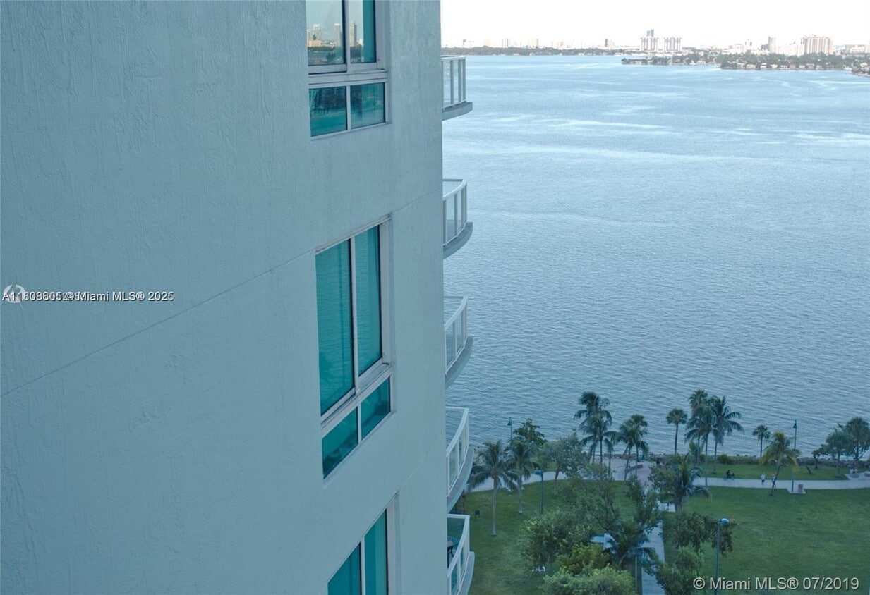 Primary Photo - 1900 N Bayshore Dr