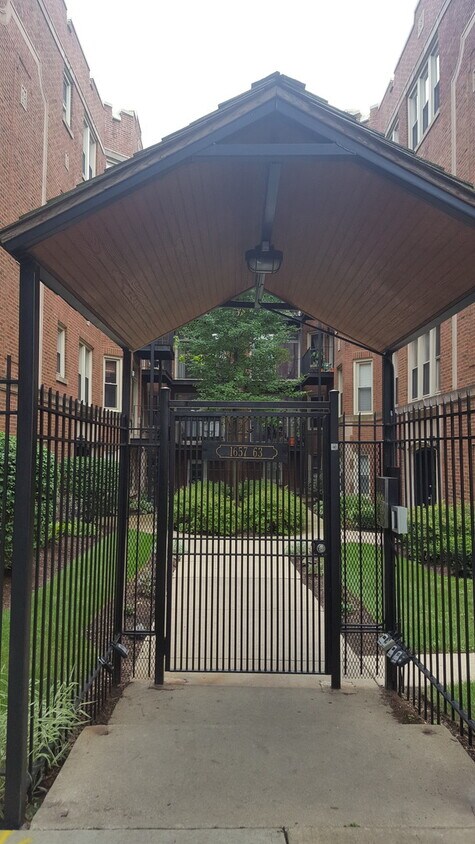Primary Photo - 1657 W Pratt Blvd