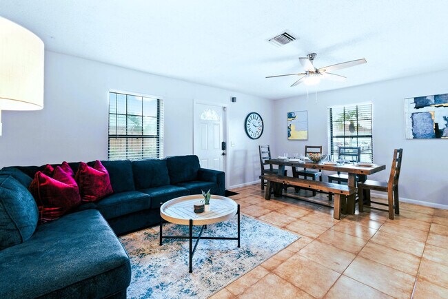 Foto del edificio - 9130 E Highland Pines Blvd