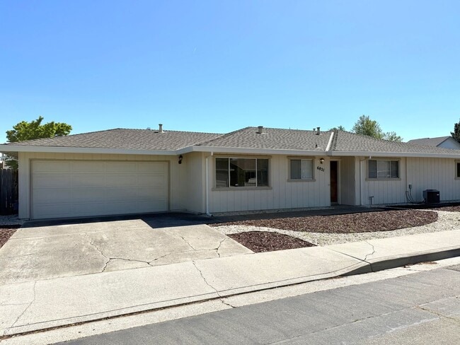 Beautiful Corner Lot in Pocket Area! Please review entire ad. - Beautiful Corner Lot in Pocket Area! Please review entire ad. House