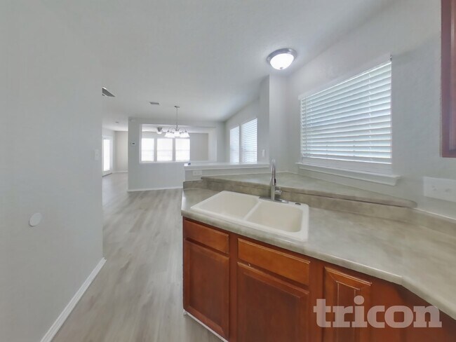 Foto del edificio - 8034 Cavern Hill