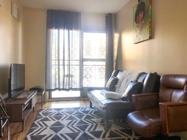 Foto del edificio - Furnished room/NOT APARTMENT
