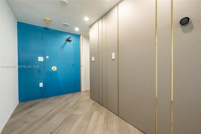 Foto del edificio - 5255 Collins Ave