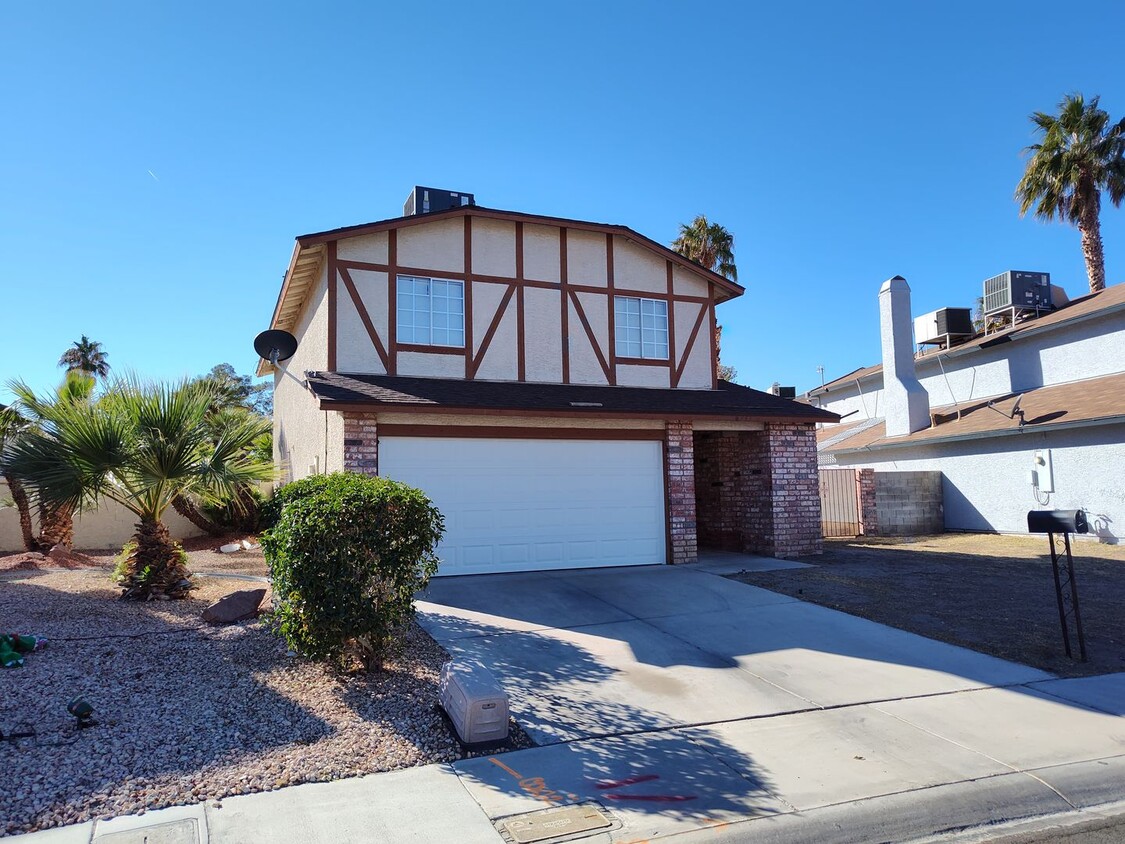 Primary Photo - 3 bedroom 2 bath large yard