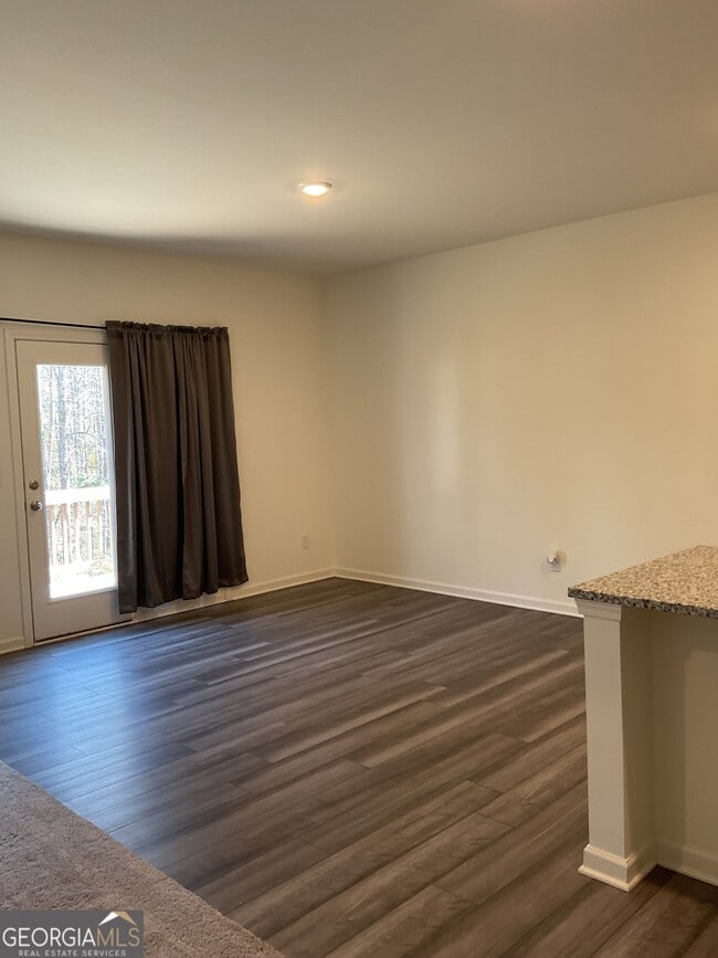 Building Photo - 305 Pond Ct