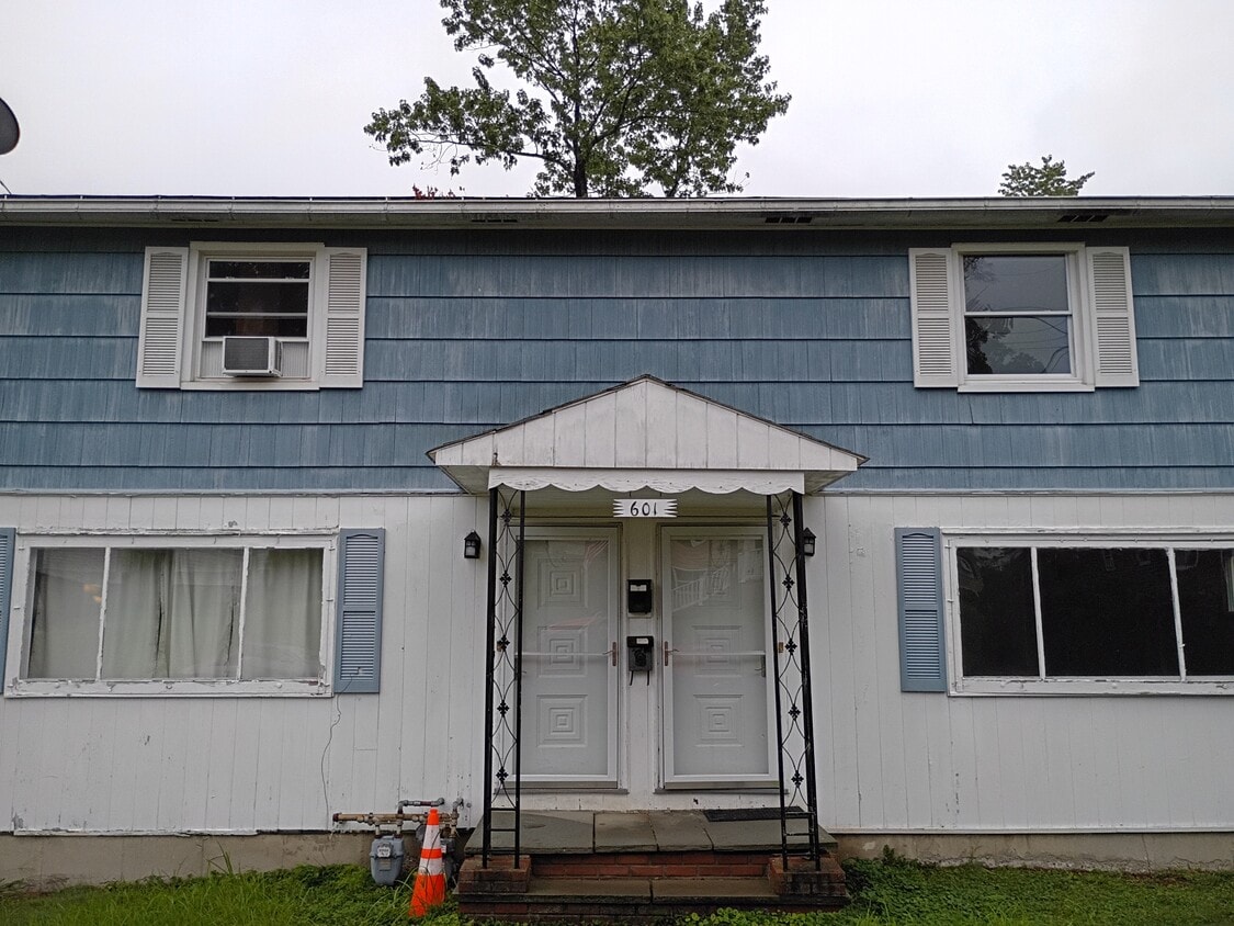 Front yard B - 601 Zimmer Ave