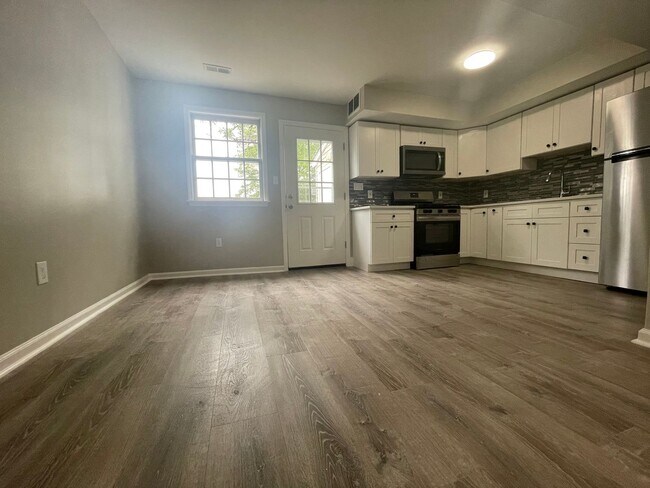 Building Photo - Beautifully Renovated 3 Bed/2 Bath in Roya...