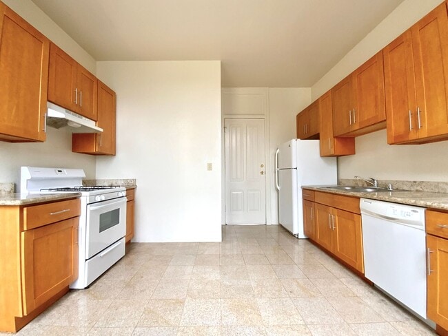 Building Photo - SPACIOUS Unit w/ Bonus Room/Office, Hardwo...