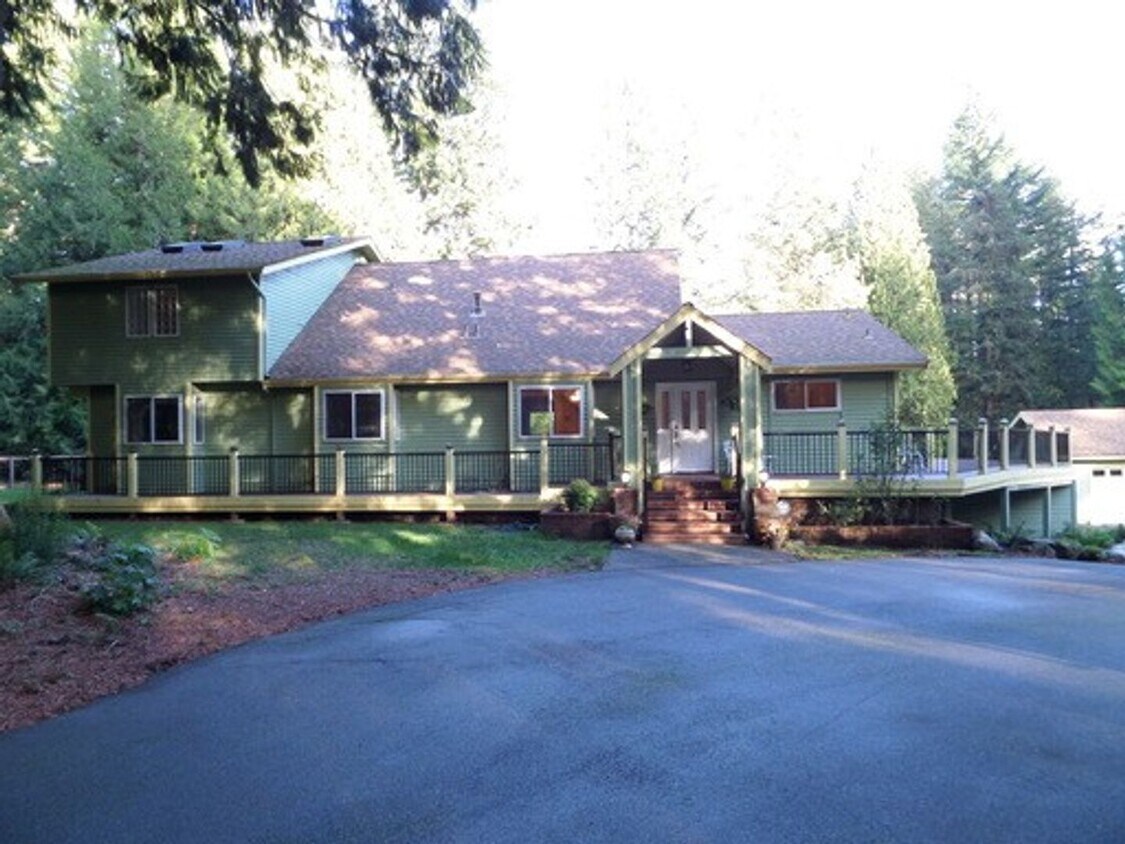 Foto principal - Absolutely Gorgeous 6-Bedroom Home on 5 Ac...