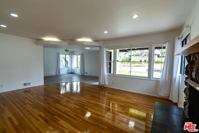 Foto del edificio - 443 Lomita St