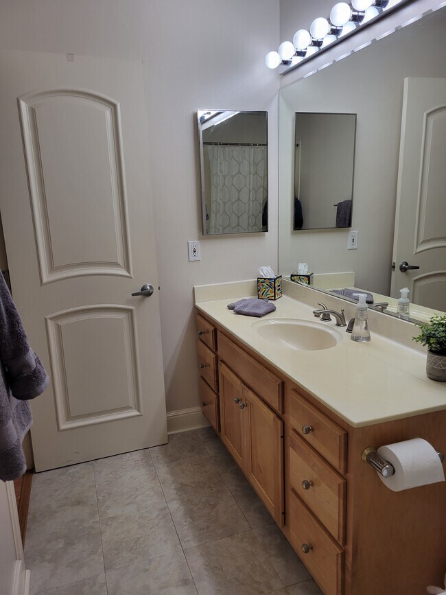 Bath - 1467 Marchbanks Dr