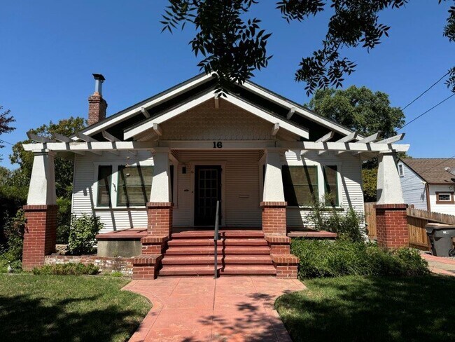 Building Photo - Charming Cottage for Rent in Historic Wood...