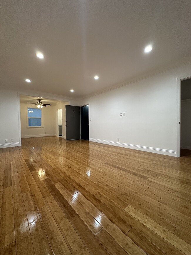 living room / dining room - 921 N Sierra Bonita Ave