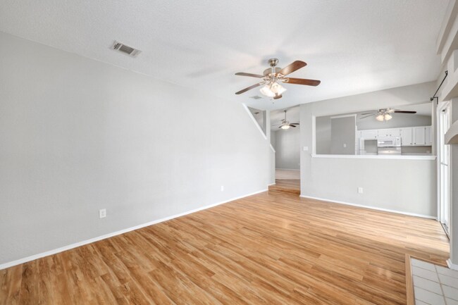 Foto del edificio - 2102 Bluebonnet Dr