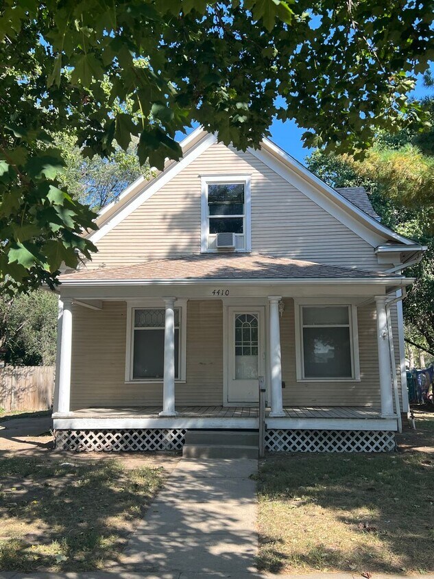 Foto principal - Spacious 3 bedroom 2 1/2 bath in NE Lincoln