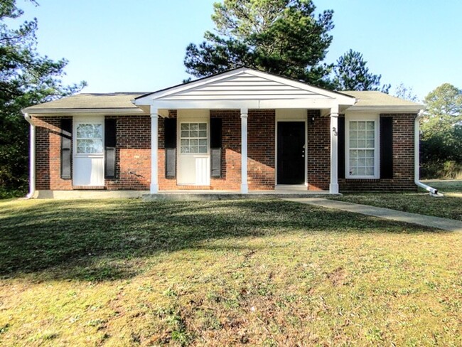 Building Photo - Nice 3 Bed, 1 Bath Home with Covered Front...