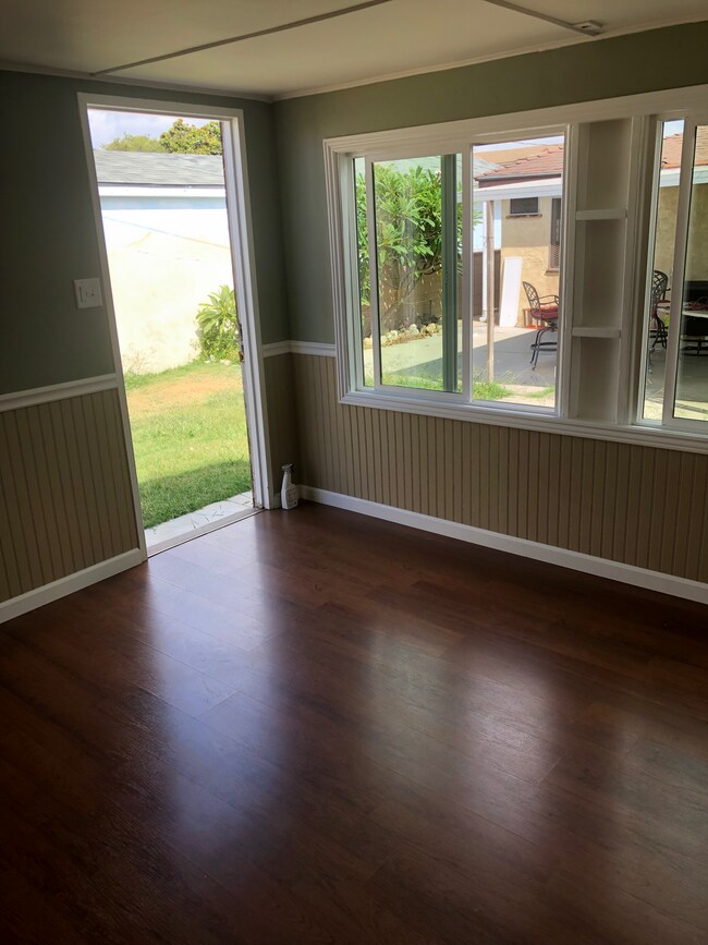 entrance to living area - 15423 Ermanita Ave