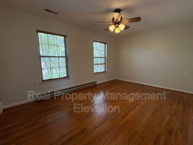 Foto del edificio - 145 Little River Dr