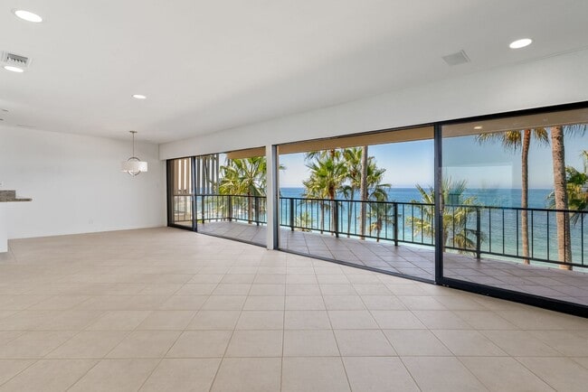 Foto del edificio - Discover a Coastal Sanctuary at Laguna Royale, Laguna Beach. Comes with 2 Parking Spaces!