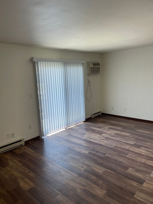 Building Photo - Immaculate Updated 1 and 2 Bedrooms with 1...