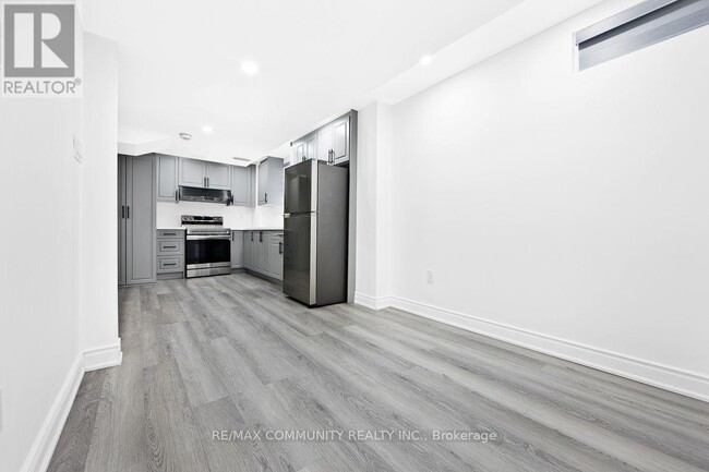 Building Photo - 64 Fallstar Crescent