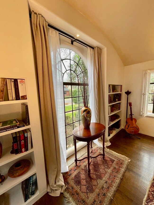 Building Photo - 916 46th St