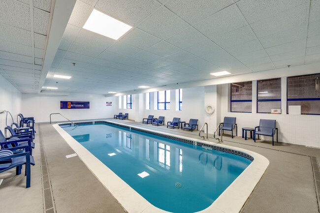 Piscina interior - Britannia Commons