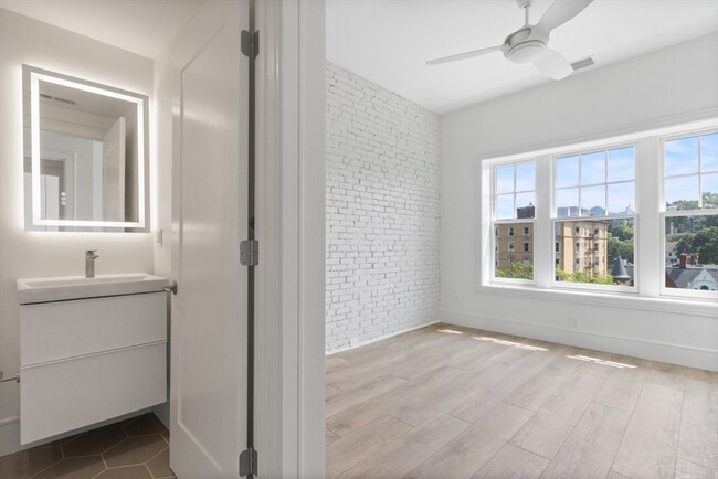Foto del edificio - 1572 Beacon St