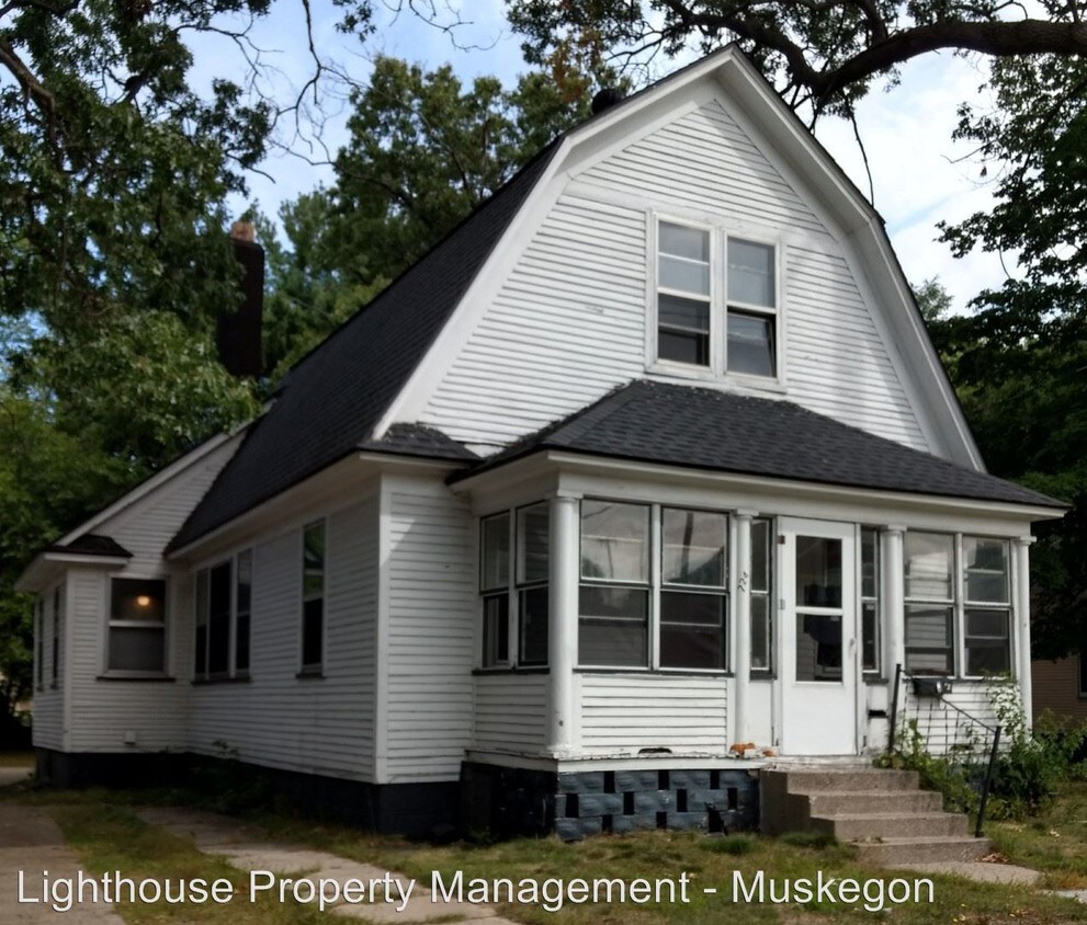 Primary Photo - 724 E Apple Ave
