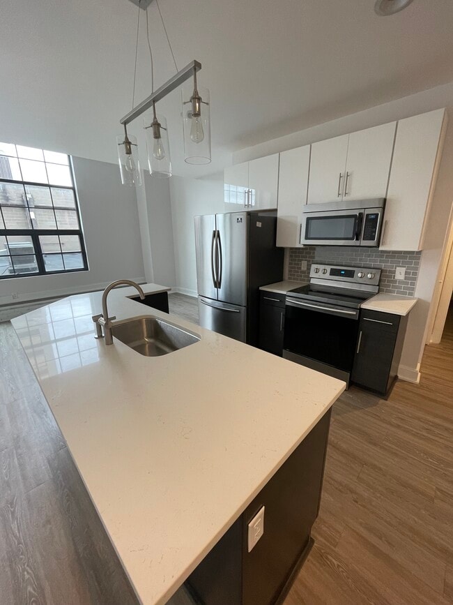 Building Photo - Deys Plaza Apartments