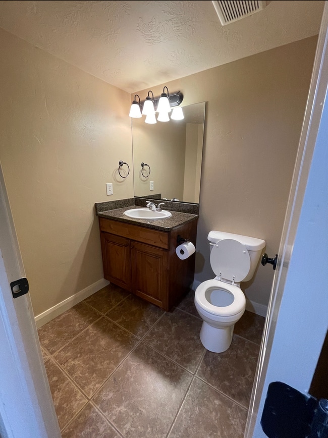 Building Photo - Stunning Cedar Townhome