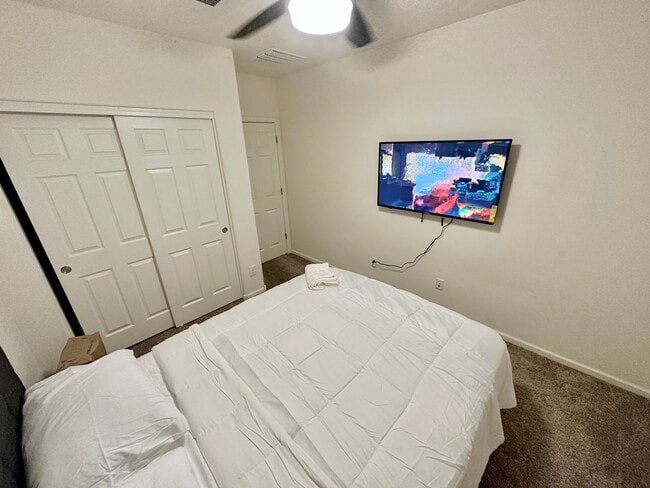 Building Photo - Layton Lake Home Room for Rent