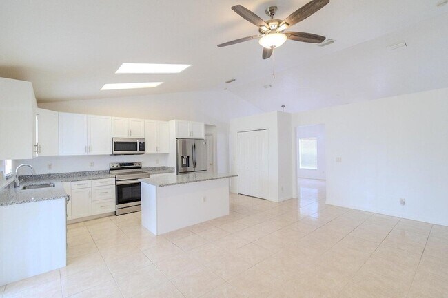Building Photo - 3631 SW Kasin St