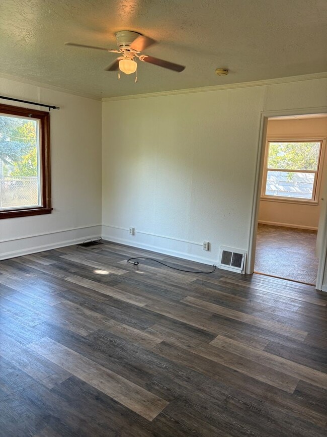 Building Photo - 2BR Pet-Friendly Home w/ Fenced Yard