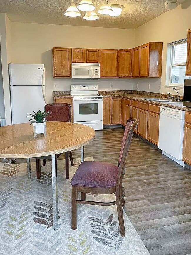 Building Photo - Cozy 3BD/2BA Fenced Yard